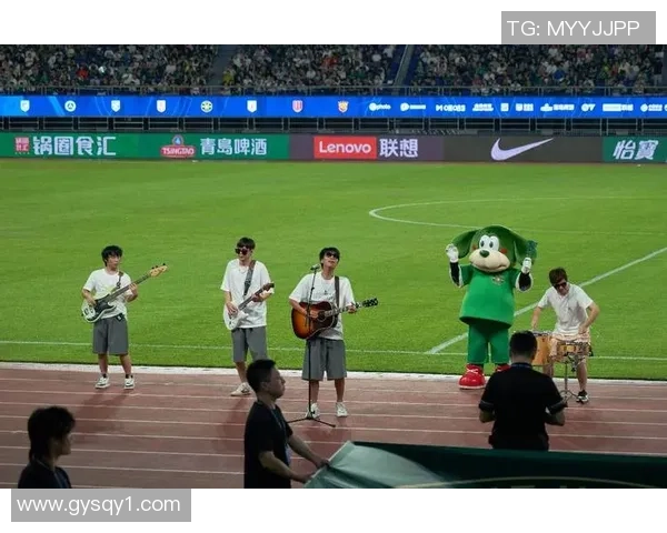 公共交通与足球文化的完美结合地铁巴士涂装球队主题展现城市活力